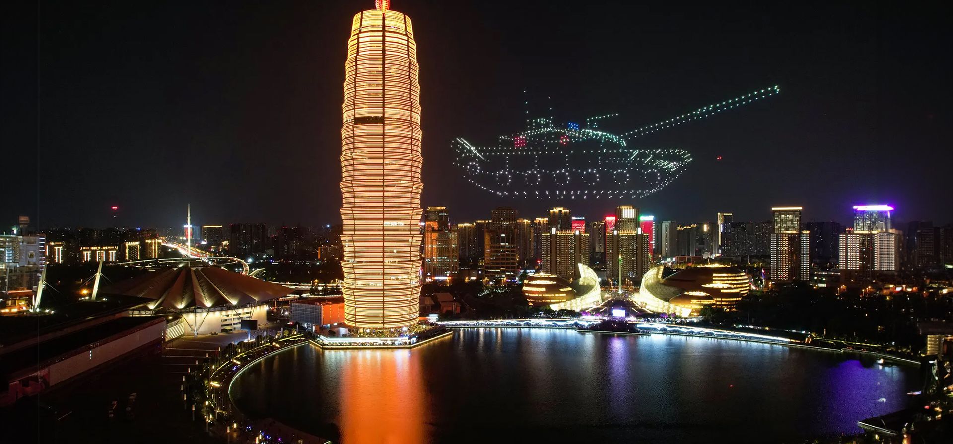 Pekín, China. Drones vuelan en formación para formar diferentes patrones sobre la plaza del lago Ruyi en celebración del Día del Ejército de China. Fotografía: VCG/Getty Images Pekín, China. Drones vuelan en formación para formar diferentes patrones sobre la plaza del lago Ruyi en celebración del Día del Ejército de China. Fotografía: VCG/Getty Images