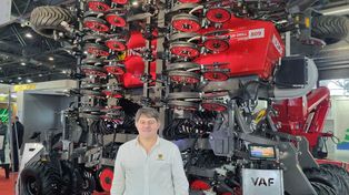 José Morena, gerente comercial de Indecar, junto al gran equipo de la marca del torito.