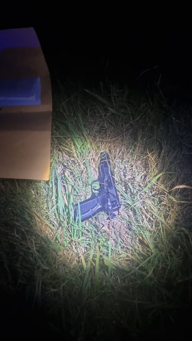 El arma que incautó la policía tras la persecución en Carcarañá