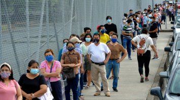 Más de 13 millones de personas están habilitadas en Ecuador para votar en las elecciones que definen el futuro de ese país entre una derecha conservadora y una izquierda vinculada al expresidente Rafael Correa. Más de 13 millones de personas están habilitadas en Ecuador para votar en las elecciones que definen el futuro de ese país entre una derecha conservadora y una izquierda vinculada al expresidente Rafael Correa.