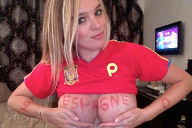 Insólito: desnuda, una actriz porno acertó resultados de la Eurocopa