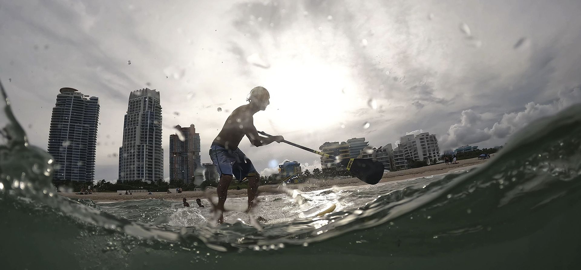 Un entusiasta de las tablas de remo, monta una pequeña ola frente a South Beach, el 3 de agosto de 2023, en Miami Beach, Florida. En todo Estados Unidos, muchas personas están viviendo uno de los veranos más brutales de sus vidas y teniendo en cuenta la idea de que el cambio climático solo empeorará las cosas en las próximas décadas. (Foto AP/Rebecca Blackwell, archivo) Un entusiasta de las tablas de remo, monta una pequeña ola frente a South Beach, el 3 de agosto de 2023, en Miami Beach, Florida. En todo Estados Unidos, muchas personas están viviendo uno de los veranos más brutales de sus vidas y teniendo en cuenta la idea de que el cambio climático solo empeorará las cosas en las próximas décadas. (Foto AP/Rebecca Blackwell, archivo)
