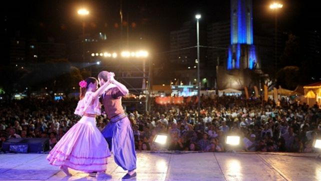 nuestro baile. El folclore será tratado como un eje transversal en las currículas de los alumnos.