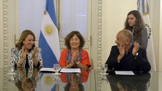 Aplausos. La firma del acuerdo se realizó ayer en el Salón Carrasco del Palacio de los Leones.