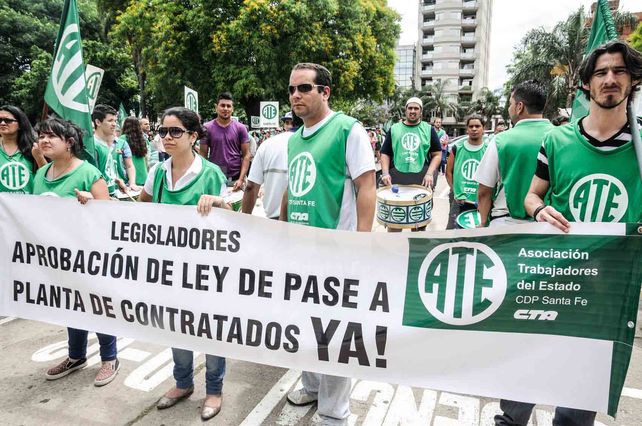 De festejo. Más de 1.000 afiliados a ATE acompañaron la sanción de la ley en la Cámara de Senadores.