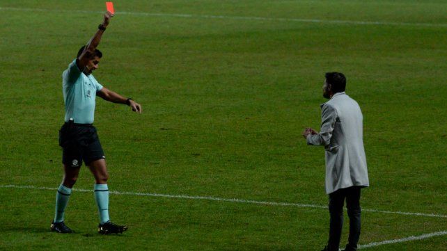 El Kily vio la roja y hoy no estará en el campo de juego.