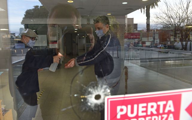 Uno de los impactos de bala en la puerta de acceso al Centenario.&nbsp; 