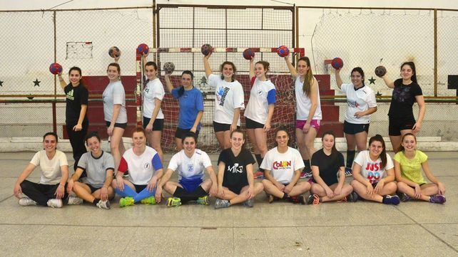 En la cancha. Las más grandes y el semillero. El handball crece día a día en la institución de calle España de Paraná.&nbsp;