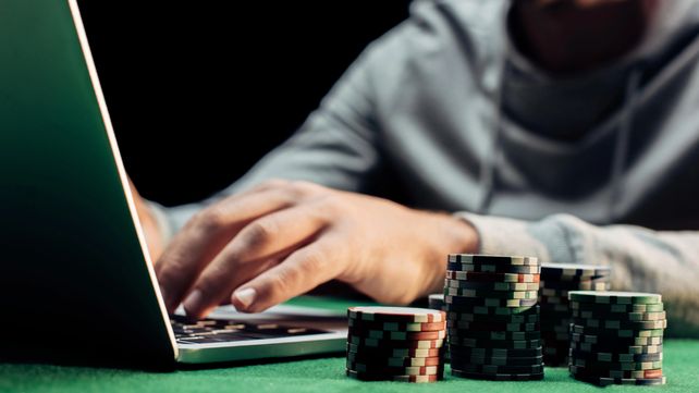 Contra la ludopatía: proponen quitar beneficios a clubes que publiciten sitios de apuestas