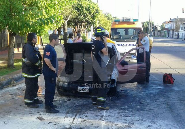 Iba camino a su trabajo cuando su auto sufrió un desperfecto y se prendió fuego