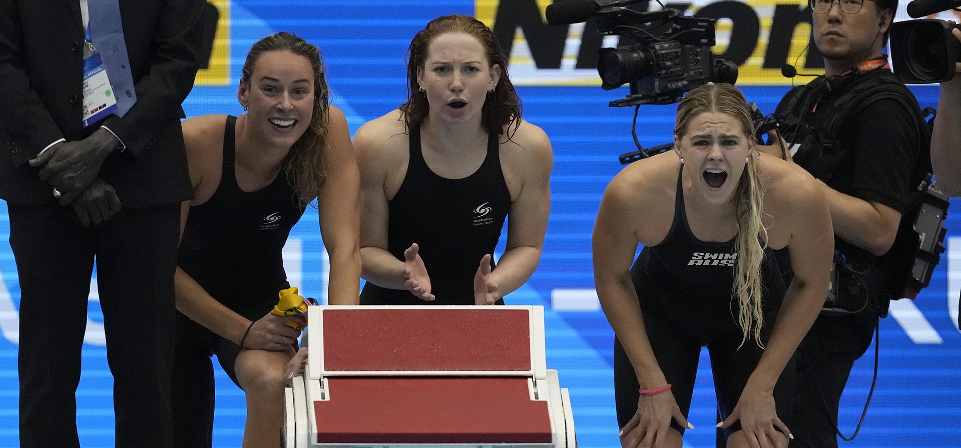 El equipo de Australia alienta a su compañero de equipo durante la final de relevos de estilo libre de 4x200 m femenino en el Campeonato Mundial de Natación en Fukuoka, Japón, el jueves 27 de julio de 2023. (Foto AP/Lee Jin-man) El equipo de Australia alienta a su compañero de equipo durante la final de relevos de estilo libre de 4x200 m femenino en el Campeonato Mundial de Natación en Fukuoka, Japón, el jueves 27 de julio de 2023. (Foto AP/Lee Jin-man)