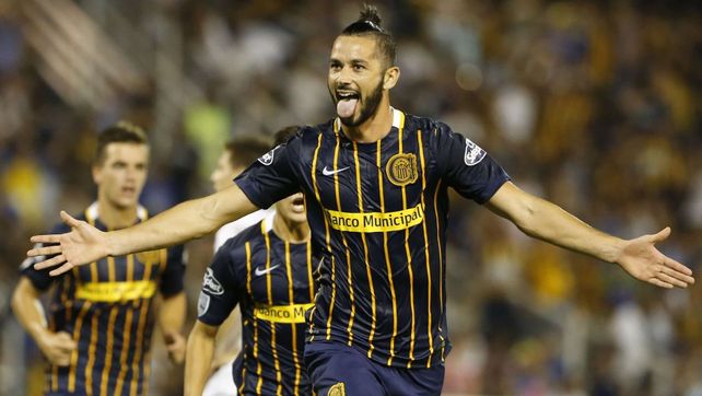 Marcelo Larrondo festeja un gol en Central y detrás aparecen Franco Cervi (tapado) y Gio Lo Celso.
