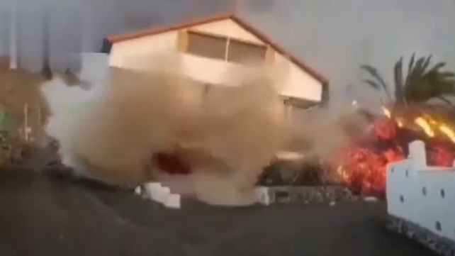 Un video muestra otra casa devorada por el río de lava en la isla de La Palma