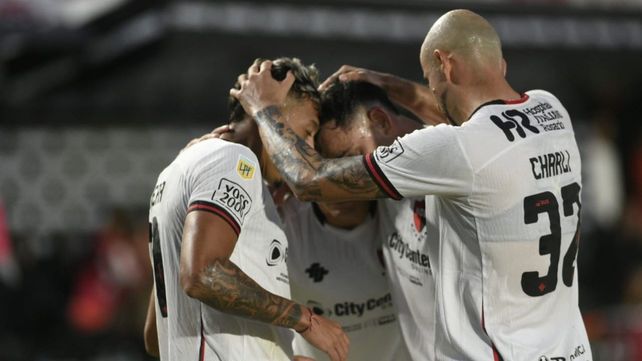 Cocoliso González parece darles las bendiciones a Luciano Herrera, autor del gol ante Estudiantes en La Plata, y Gonzalo Maroni, el que hizo el primero de Newell's en el torneo.