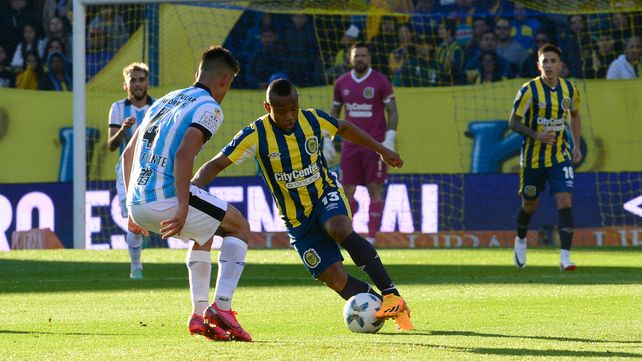 Campaz busca el desborde ante Atlético Tucumán, en el debut en la Copa de la Liga. Ese día Central n pudo sumar de a tres.