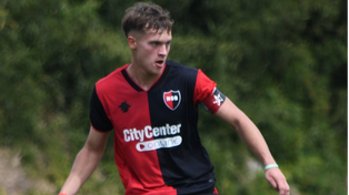 Luca Regiardo tiene 18 años, fue convocado por primera vez y será titular en el equipo de Newells.