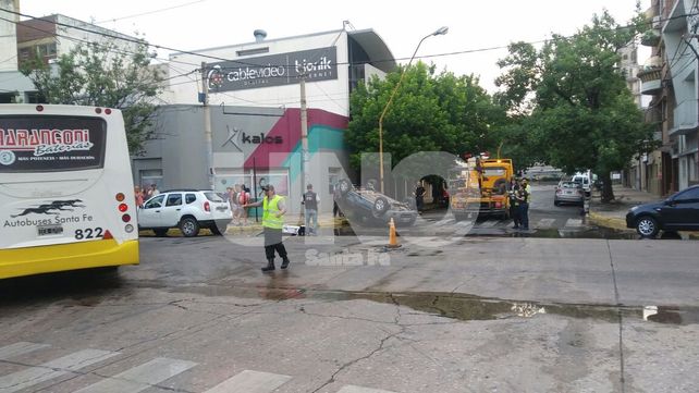 Choque de dos camionetas con vuelco y un policía herido