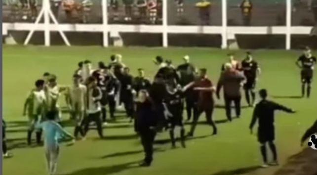 Jugadores y cuerpo técnico se trenzaron dentro del campo de juego. (Imagen de video)