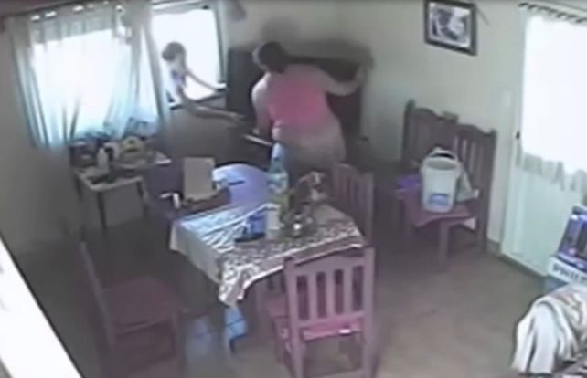 Una ladrona no pudo robar un televisor porque se olvidó el destornillador