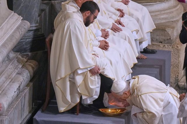Rito tradicional. El Papa León XIV lavó los pies a 12 sacerdotes en el tradicional ritual del Jueves Santo