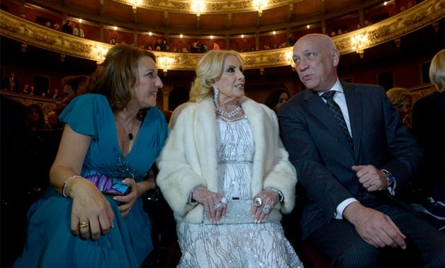Mirtha Legrand junto a la intendenta Mónia Fein y el gobernador Antonio Bonfatti en la última entrega de los premios Magazine.