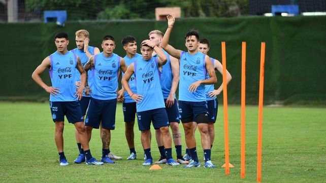 El plantel de la selección de Mascherano lleva adelante los últimos ejercicios de cara al partido de este martes.