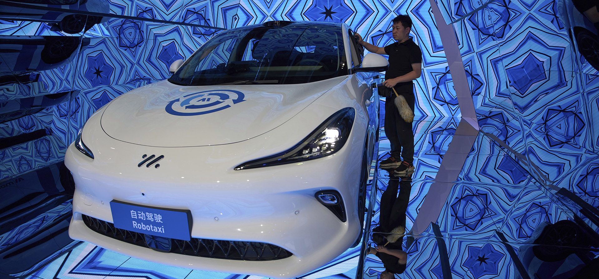 Un trabajador limpia un robotaxi del proveedor de soluciones automotrices Momenta durante el Salón del Automóvil de Shanghái el jueves 24 de abril de 2025. (Foto AP/Ng Han Guan) Un trabajador limpia un robotaxi del proveedor de soluciones automotrices Momenta durante el Salón del Automóvil de Shanghái el jueves 24 de abril de 2025. (Foto AP/Ng Han Guan)
