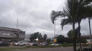 Con fuertes ráfagas de viento y lluvia se cumple el alerta en Santa Fe
