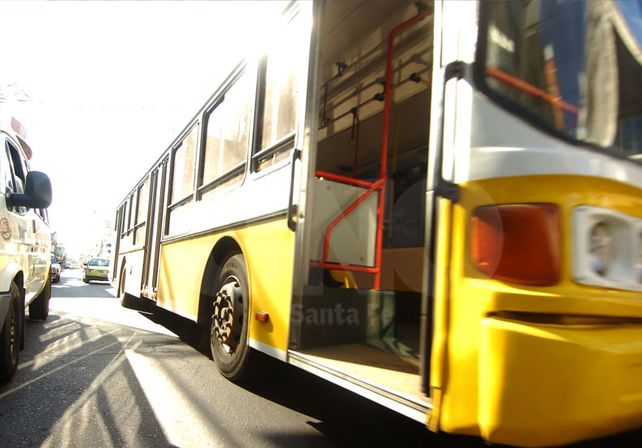 Golpeó al chofer de un colectivo por el aumento en el boleto urbano que no rige