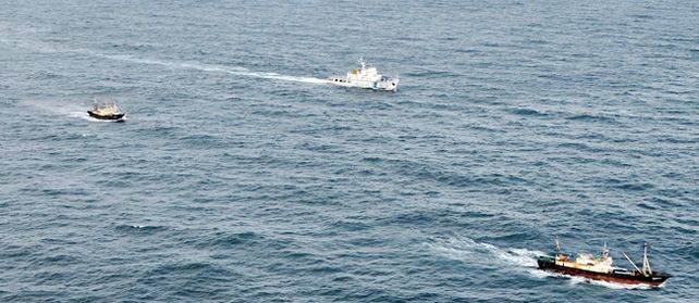 Marchen presos. El guardacostas Thompson escoltó a los dos pesqueros chinos hasta Comodoro Rivadavia.