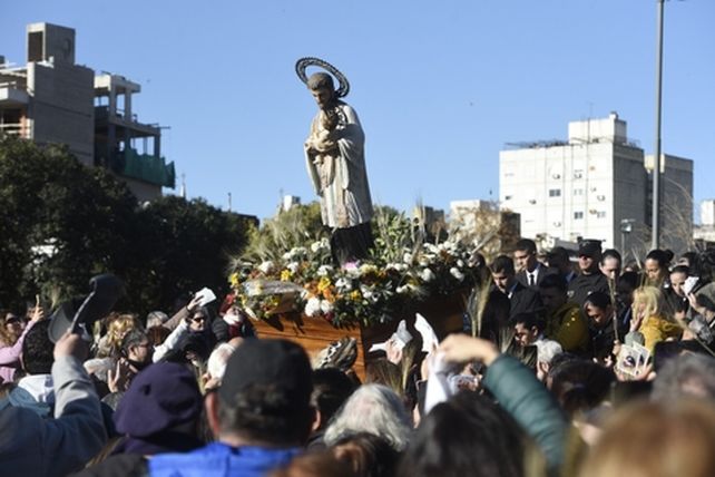 La imagen de San Cayetano en alto durante la procesión en la plaza.