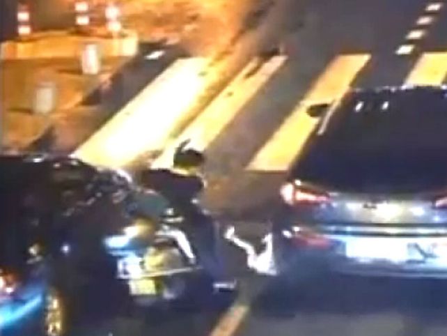 Un video muestra cómo una bebé se salva de milagro al caerse de una moto