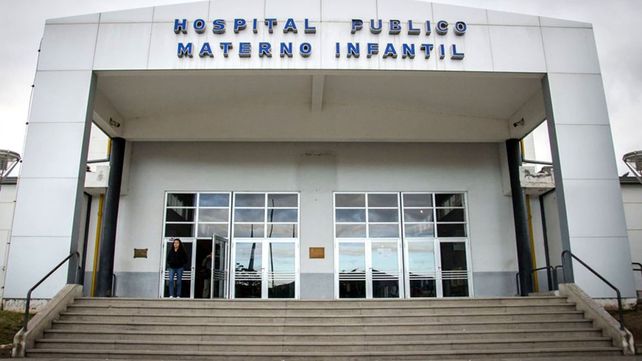 Fue al hospital por dolores en el estómago y descubrieron que está embarazada de su padrastro