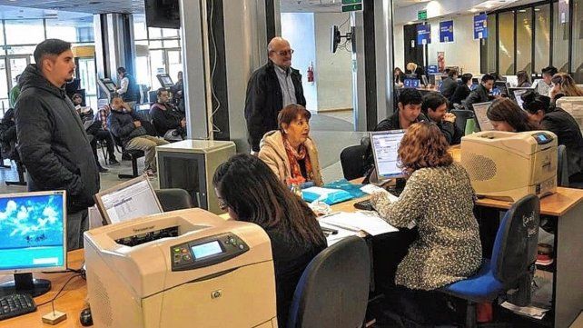 Desde el lunes cobran los empleados públicos de la provincia los aumentos en sus haberes Desde el lunes cobran los empleados públicos de la provincia los aumentos en sus haberes