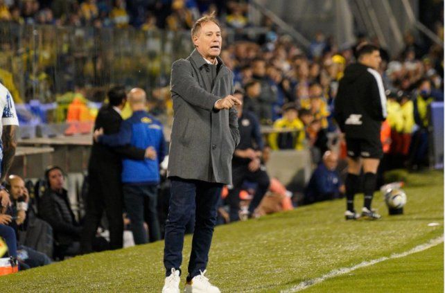 Ariel Holan analizó mucho durante antes de decidir cuál era el mejor Central para poner en cancha.