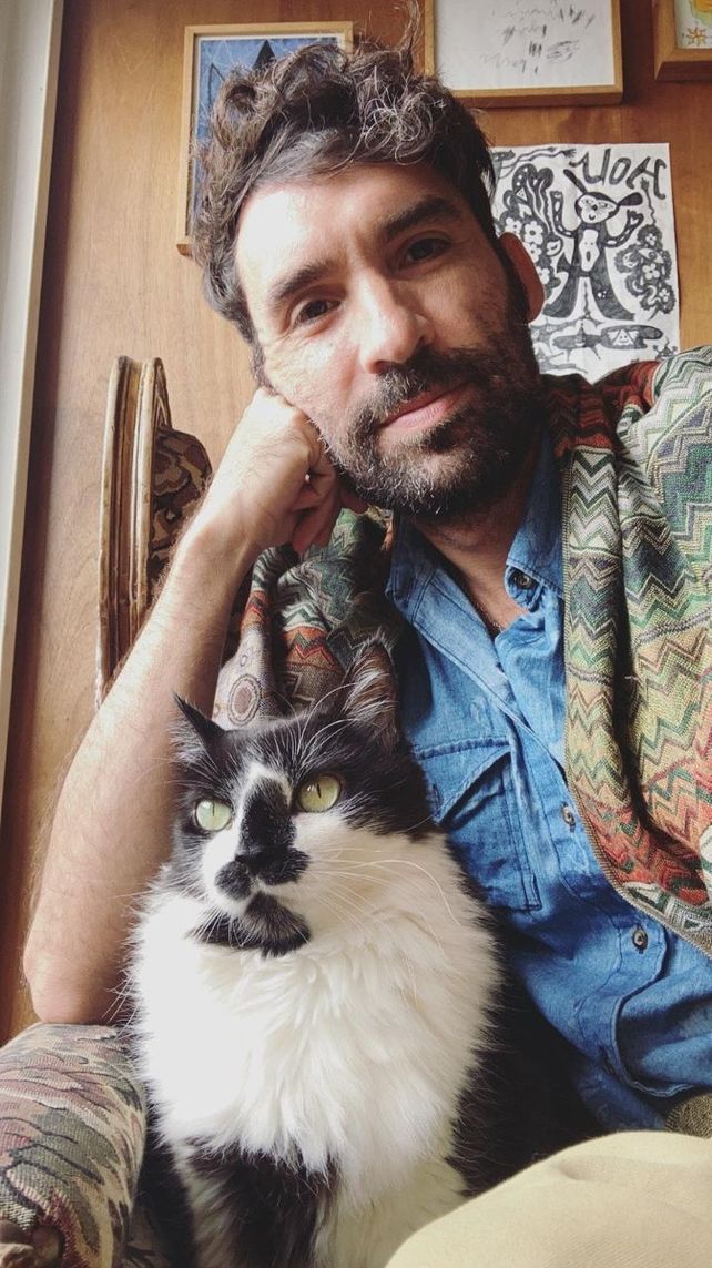 El escritor Agustín González junto a su gata Corazón, la protagonista de la saga narrativa que celebra diez años de su primera publicación.