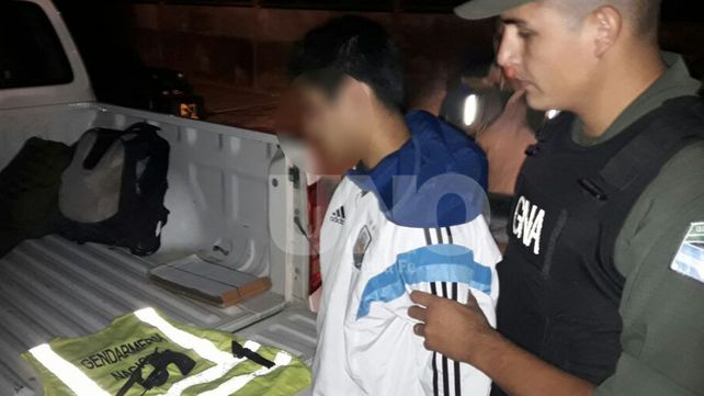 Sin salida: persiguieron y aprehendieron a un hombre con una arma de guerra