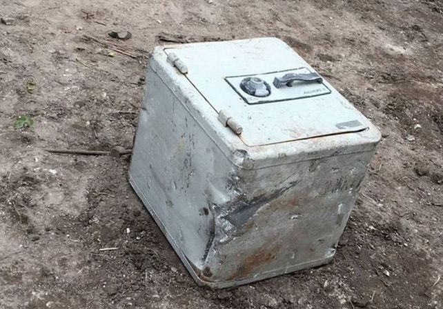 Descubren una caja fuerte durante demolición de antigua mansión de Pablo Escobar