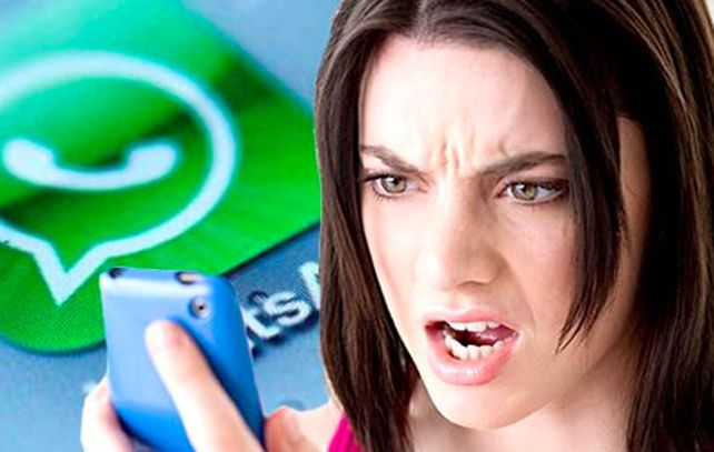 Es usual ver a personas pendientes de su celular en las calles