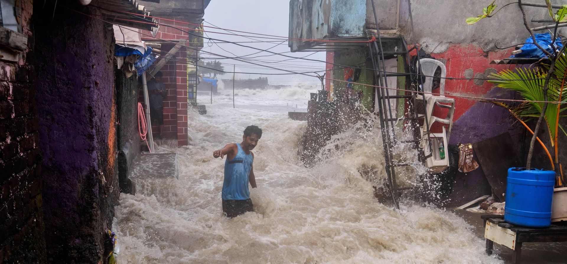 El nivel del agua del mar se eleva entre los edificios durante la marea alta. Se ha emitido una alerta de marea alta en el Mar Arábigo para esta semana., Mumbai, India. Fotografía: Rafiq Maqbool/AP El nivel del agua del mar se eleva entre los edificios durante la marea alta. Se ha emitido una alerta de marea alta en el Mar Arábigo para esta semana., Mumbai, India. Fotografía: Rafiq Maqbool/AP