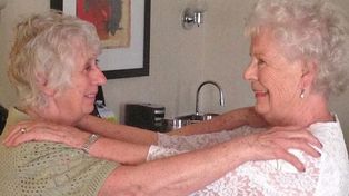 Mellizas inglesas separadas al nacer se reencontraron 77 años después