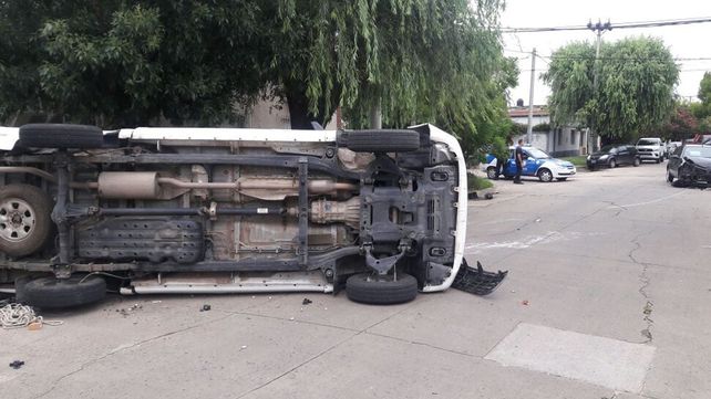 Impactante accidente entre un auto y una camioneta