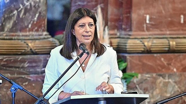 Clara García: Perotti y su propio candidato se contradicen respecto a la deuda de nación, mientras perdemos todos los santafesinos