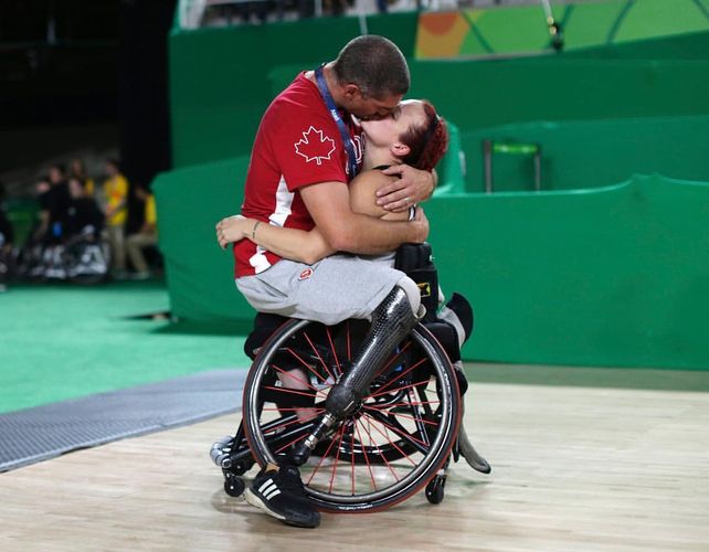 Juegos Paralímpicos: la historia detrás de la foto del beso que conmovió al mundo