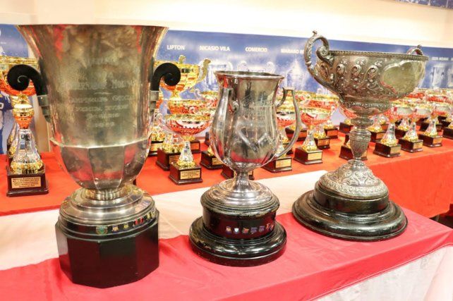 Los trofeos históricos: La Copa Gobernador Luciano Molinas, Hermenegildo Ivancich y la Copa Santiago Pinasco.  