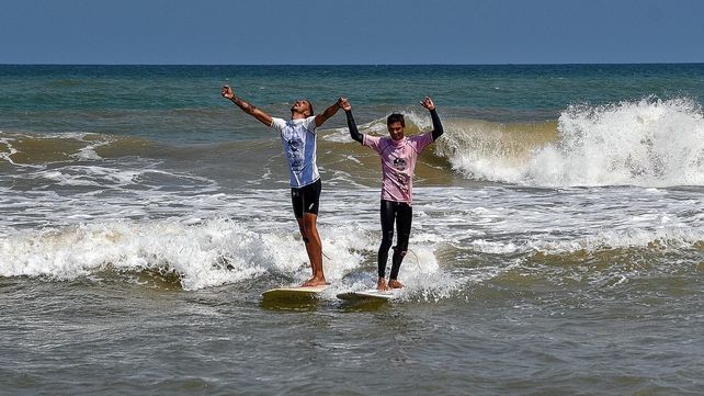 Así salieron los finalistas del agua. Surfiel Gil fue al encuentro de Nicolás Ludovino para felicitarlo.