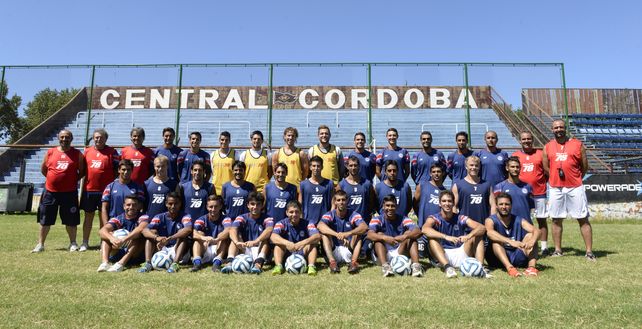 Campañón. El plantel de Central Córdoba empezó el año con el objetivo de salvarse del descenso y lo logró. Ahora va por más: pelear por el segundo ascenso. (Silvina Salinas / La Capital)