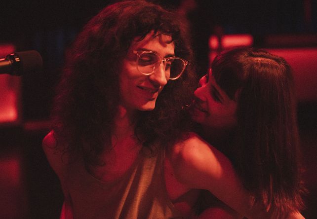Iván Hochman y Mica Riera como Páez y Fabiana Cantilo en 