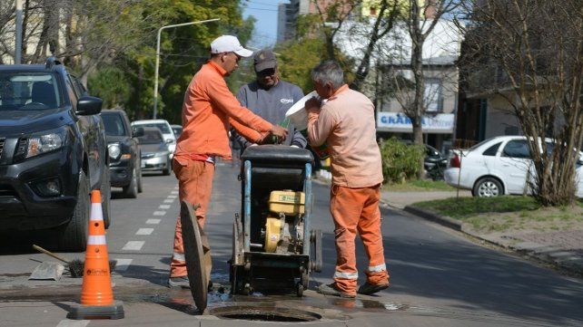 La Municipalidad de Paraná inició la obra de saneamiento en calle Santa Cruz.
