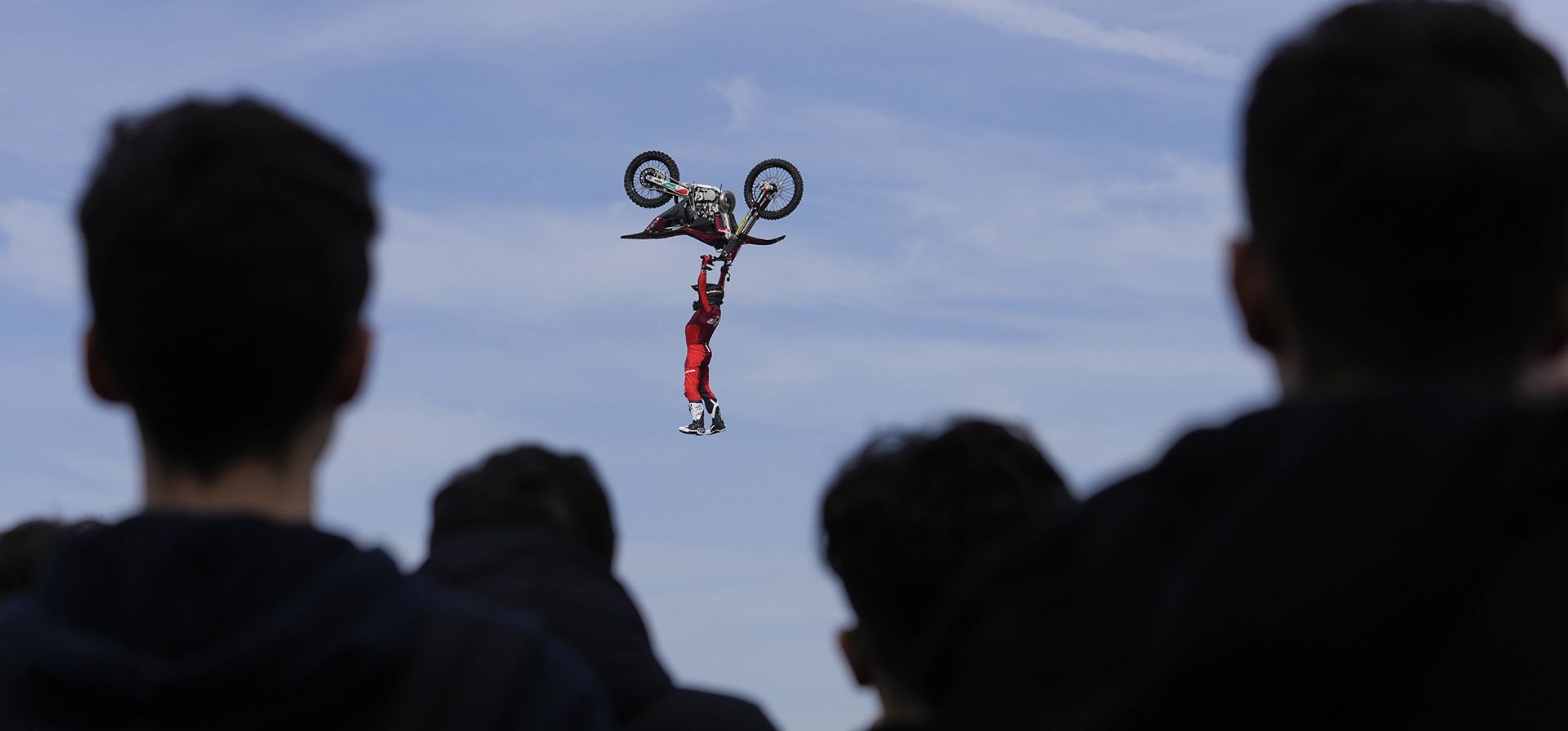 Los pilotos compiten durante un espectáculo de motocross de estilo libre en la feria de motocicletas de exhibición EICMA en Rho, en las afueras de Milán, Italia, el jueves 7 de noviembre de 2024. (Foto AP/Luca Bruno) Los pilotos compiten durante un espectáculo de motocross de estilo libre en la feria de motocicletas de exhibición EICMA en Rho, en las afueras de Milán, Italia, el jueves 7 de noviembre de 2024. (Foto AP/Luca Bruno)